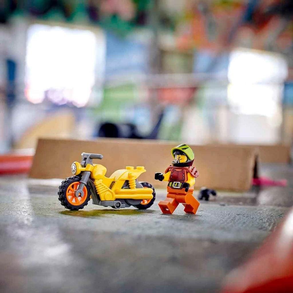LEGO 60297 City Stuntz Power-Stuntbike, Set mit schwungradbetriebenem Motorrad und Rennfahrer-Wallop