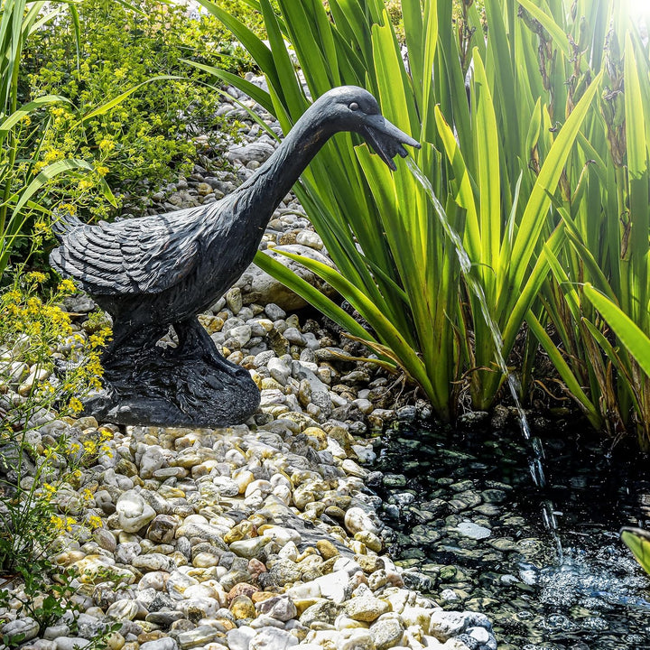 Esotec Wasserspeier Set Gans ERNA, mit Solarpumpe, Teichfigur Gartenfigur Gartenstatue, Tauchpumpe S