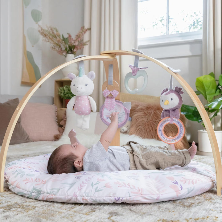 Ingenuity 12421 Cozy Spot Calla Wendedecke mit Spielbogen aus Holz, abnehmbaren Spielzeugen, Stützki