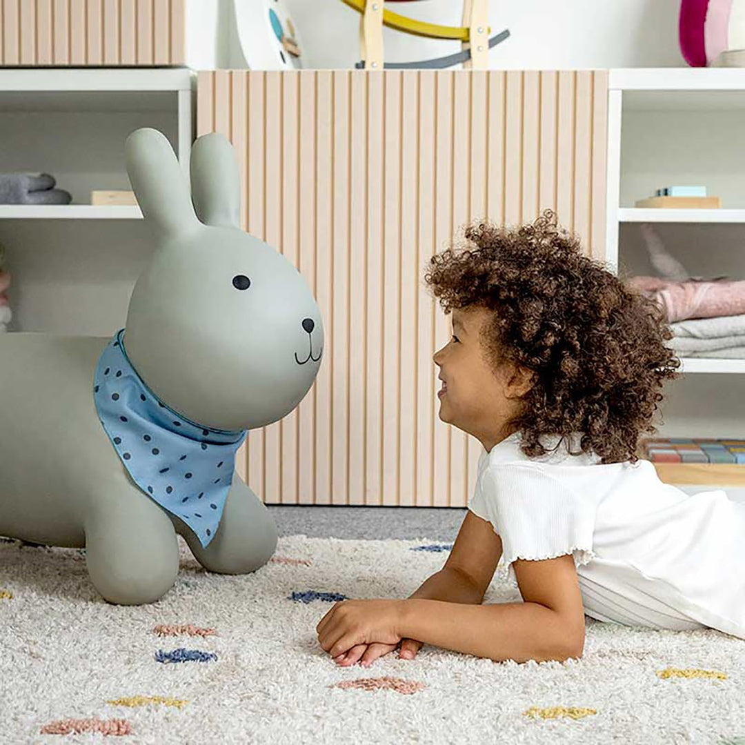 Kindsgut Hüpf-Tier für Kinder, dezente und Moderne Farben, liebevolle Details, inklusive Luftpumpe,