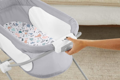 Fisher-Price GVG95: 3-in-1 Zusammenklappbares Beistellbettchen – Tragbare Wiege, Reisebett für Neuge