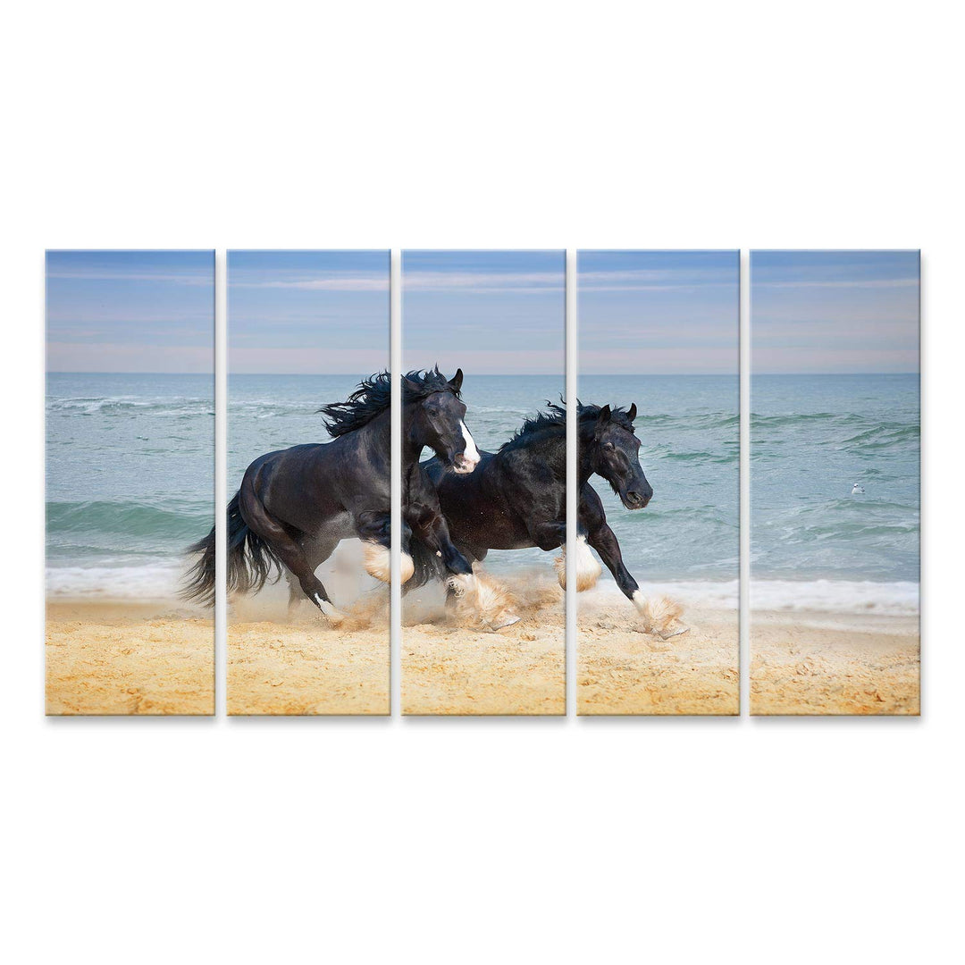 Bild auf Leinwand Zwei Schöne Grosse Pferde Züchten Shire Galopp Entlang Dem Strand Der Sand Gegen D