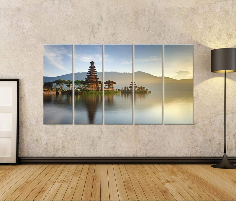 Bild auf Leinwand Pura Ulun Danu Tempelpanorama bei Sonnenaufgang auf einem See Bratan, Bali, Indone