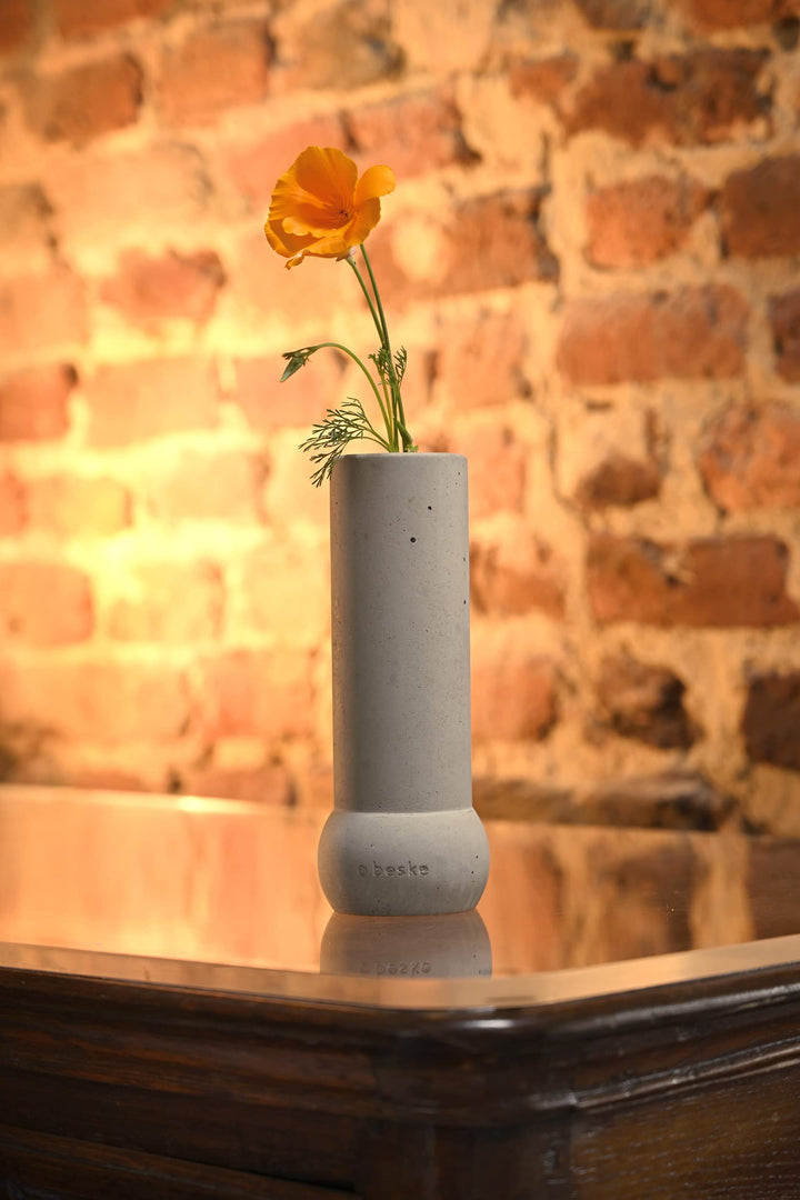 Beske-Manufaktur Vase 'Maar', handgefertigte Vase aus Beton, Ø8cm Höhe 20cm