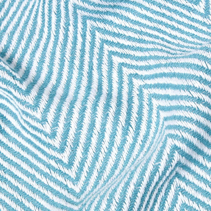 Homescapes extra grosse Tagesdecke Halden mit Fischgräten-Muster, weiche Wohndecke aus 100% Baumwoll