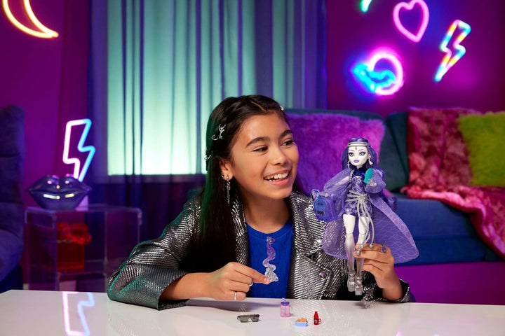 Monster High Spectra Vondergeist Puppe mit Frettchen Rhuen und Zubehörteilen wie Rucksack, Tablet, S