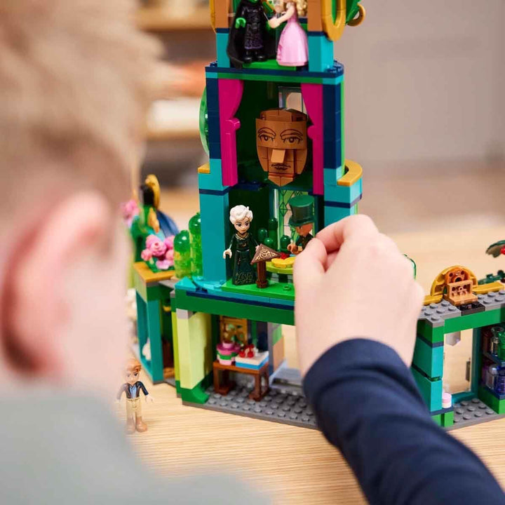 LEGO Wicked Willkommen in Emerald City, Spielzeug mit Turm, Glinda und Elphaba Mini-Puppen, Geschenk