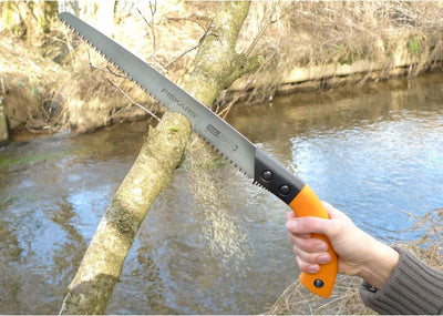 Fiskars Handsäge für frisches Holz bis Ø 15 cm, Mit feststehendem Blatt, Inklusive Kunststoff-Köcher