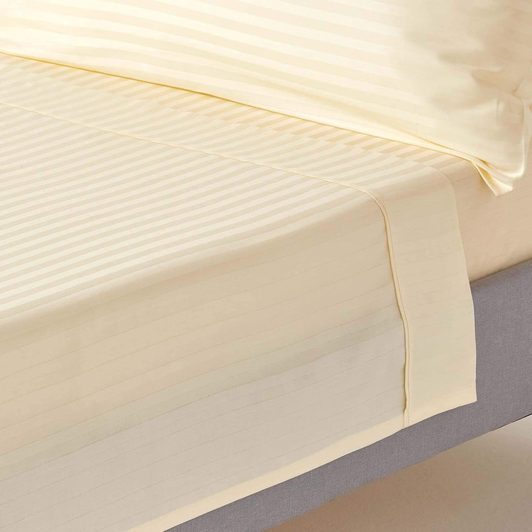 HOMESCAPES Damast Bettlaken ohne Gummizug vanille 275x275 cm, Baumwoll-Betttuch Satin-Streifen, Haus