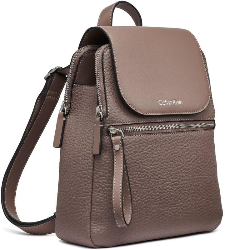 Calvin Klein Damen Elaine Bubble Lamb Novelty Key Item Flap Backpack Rucksack, Cocoa