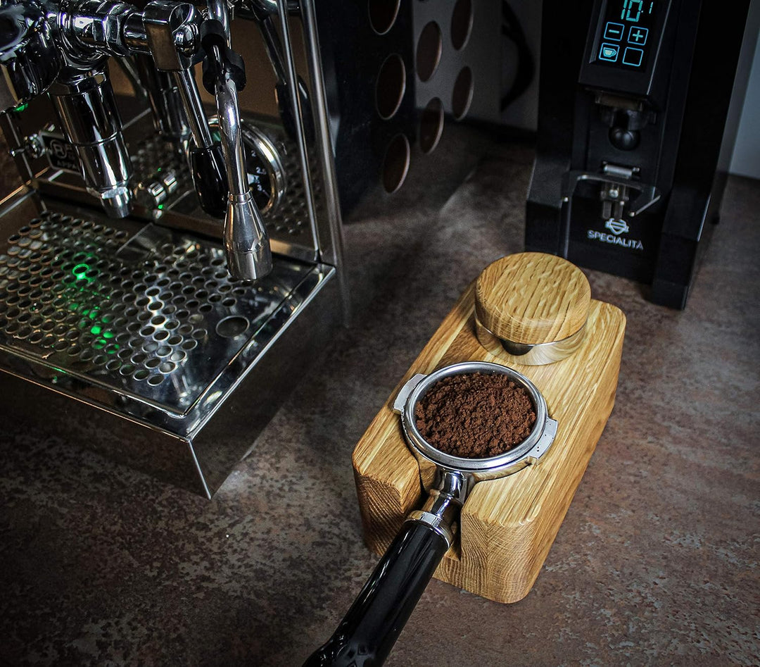 Clara Coffee Tamperstation 58mm | Tamper Station aus Schönem Eichen Holz Für Siebträger: Durch Gutes