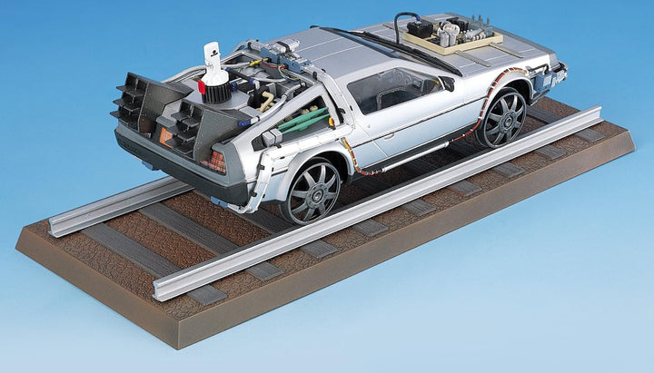 Aoshima 1:24 Massstab Bausatz 11874 Zurück in die Zukunft Teil 3 Delorean mit Railraod - Plastikmode