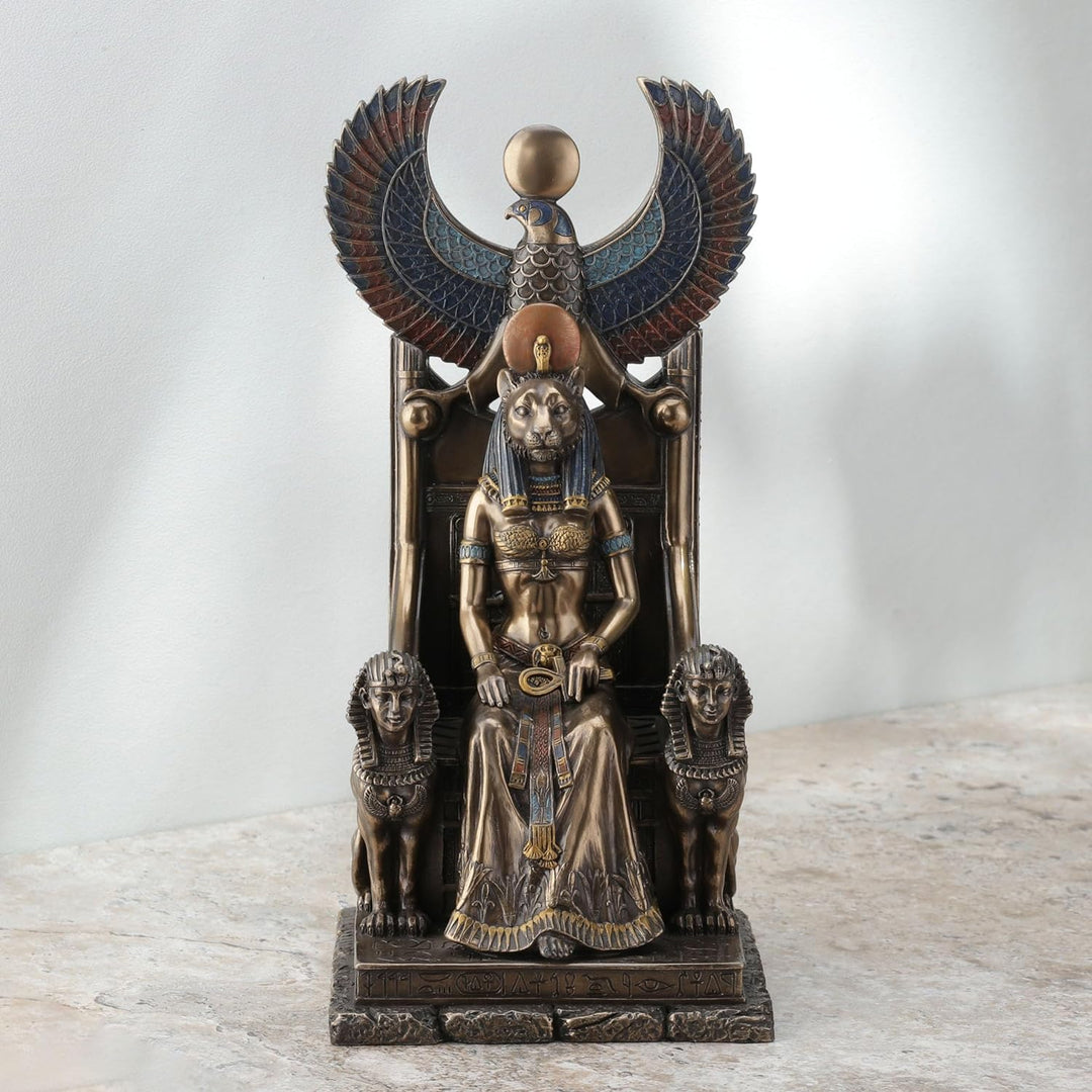 Antike Ägyptische Göttin der Heilung Sachmet sitzend auf Thron Statue