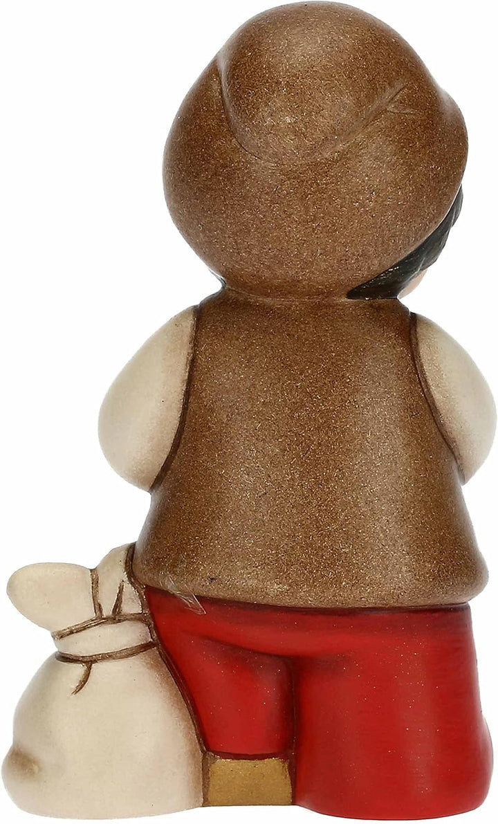 THUN - Krippe 2022 - Figur Krippe Kind mit Apfel aus Keramik, handverziert, rotes Kleid - Klassische