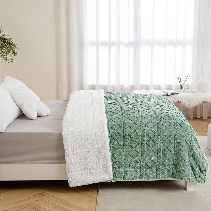 MIULEE Kuscheldecke Decke Sofa Wohndecke 130x150 cm Lammdecke Bettdecke Gestreifte Flauschige Weiche