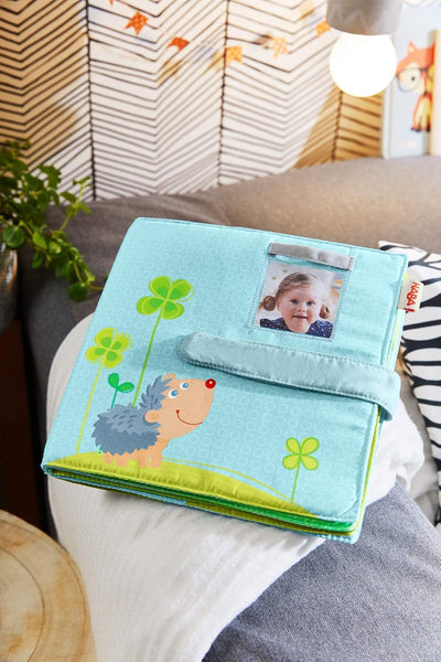 HABA 305258 - Baby-Fotoalbum Glück, Album aus Stoff mit 10 Seiten, Einstecktaschen für 8 Fotos im Fo