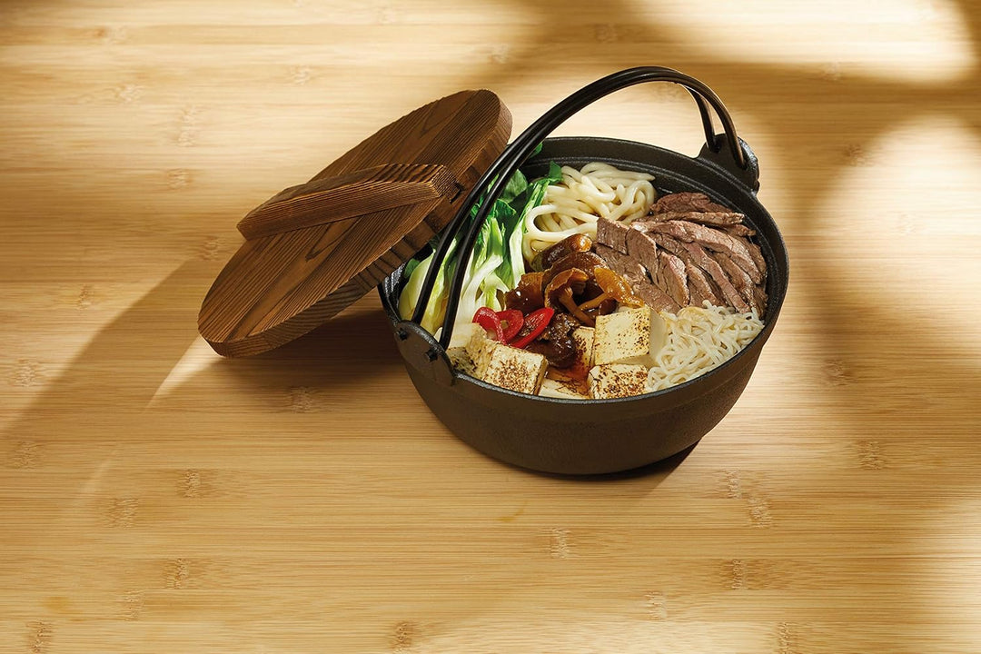 KitchenCraft World of Flavours Japanischer Kochtopf mit Holzdeckel, Gusseisen, Hot Pot, Sukiyaki, 1,