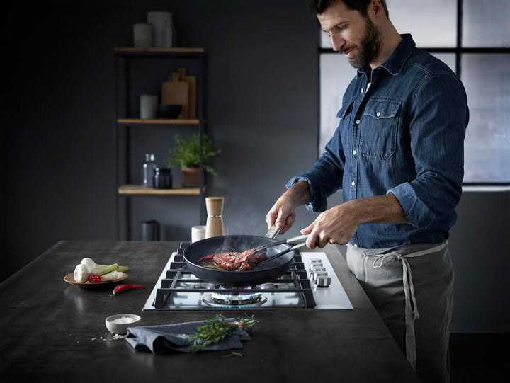 WMF Steak Profi Bratpfanne 24 cm Induktion, Steakpfanne ideal für scharfes Anbraten, Mehrschichtmate