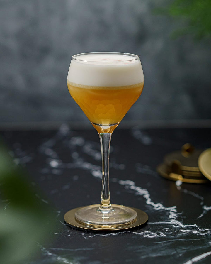 Amehla x The Educated Barfly Collection Coupe Glas mundgeblasene Tropfen-Cocktailglas Nick and Nora