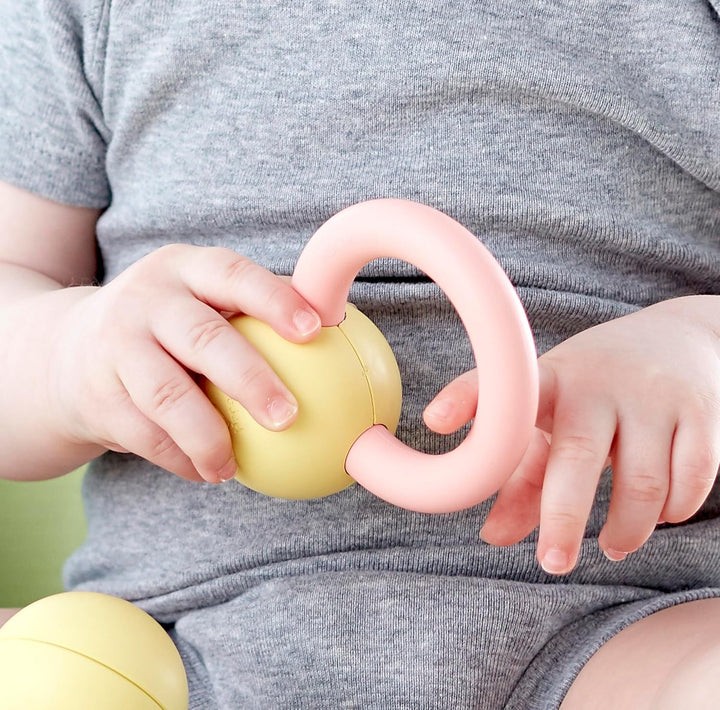 Hape Rassel- und Beissring-Set aus Reiskunststoff, Babyspielzeug, Ringrassel und klappernder Beissri