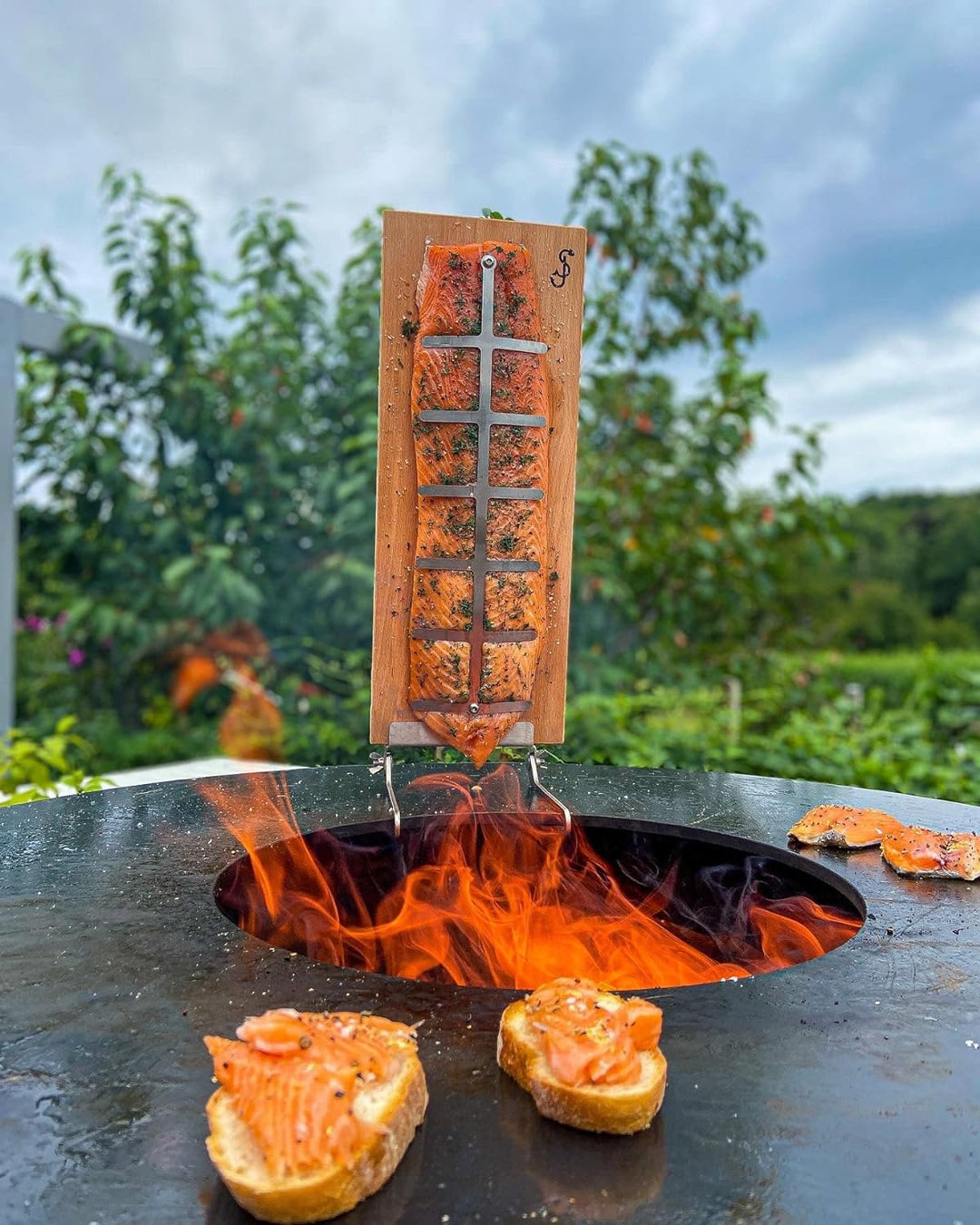 Flammlachsbrett aus Buche EXTRABREIT für die Feuerplatte, leckerer Feuerlachs vom Original Räucherbr