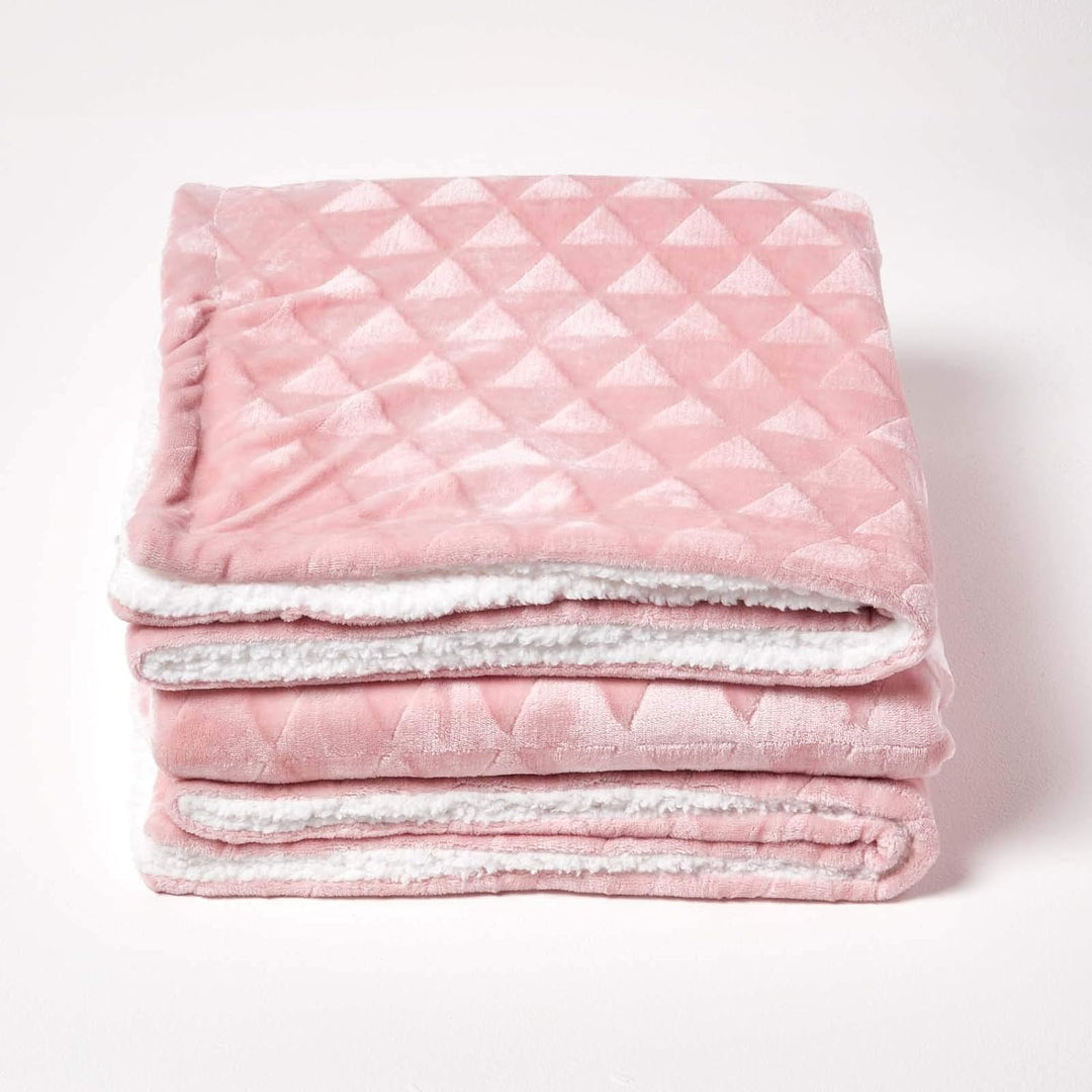 Homescapes Flauschiges Plaid, rosa, samtweiche Kuscheldecke in Fell-Optik mit geometrischem Muster,