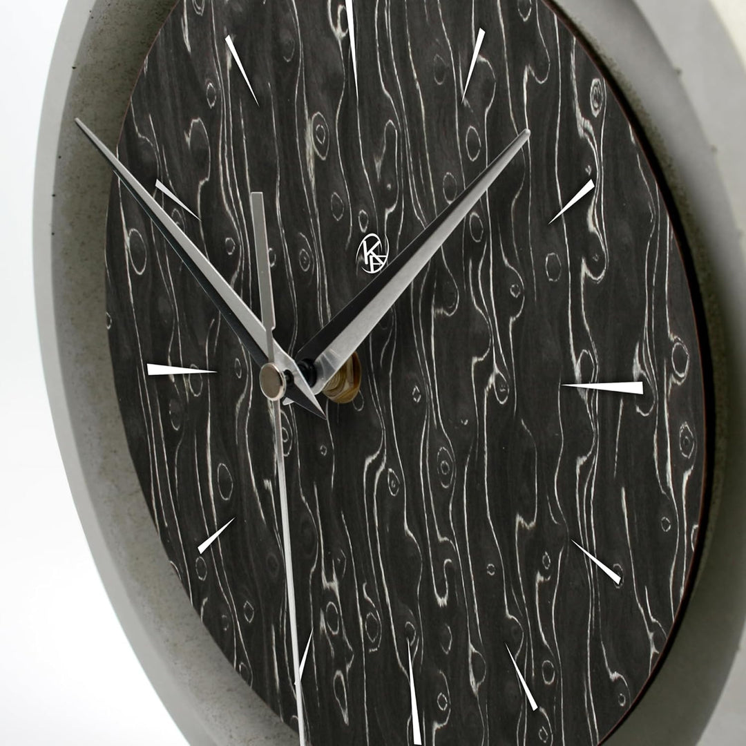 Runde Tischuhr aus Beton im Industrial Design – leise Standuhr ohne Ticken in minimalistischem Desig