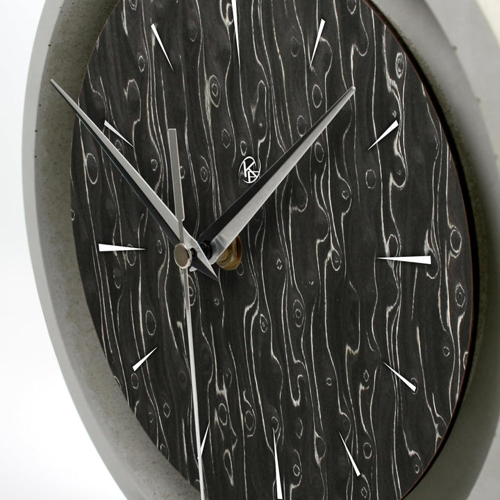 Runde Tischuhr aus Beton im Industrial Design – leise Standuhr ohne Ticken in minimalistischem Desig