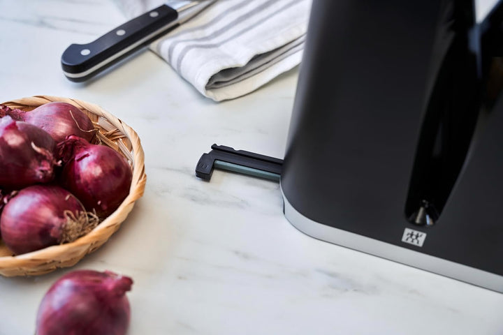 ZWILLING V-Edge, V-förmiger Messerschärfer mit Keramikschleifsteinen, geeignet für europäische und j