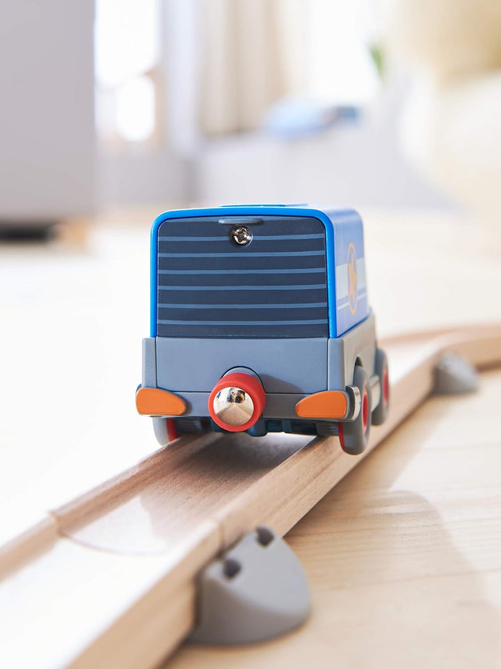 HABA 304848 - Kullerbü – Batterie-LKW, Zubehör für alle Kullerbü-Bahnen, mit Batterieantrieb, ab 2 J