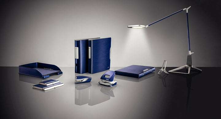 Leitz Büroheftgerät aus Metall, Für 30 Blatt, Inkl. Heftklammern, Ergonomisches Design, Titan Blau,