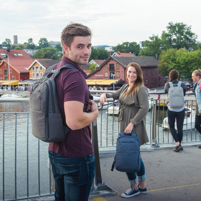 Rivacase wasserfester Laptop-Rucksack mit einem Fach für Notebook bis 15,6 Zoll und Tablet bis 10,1