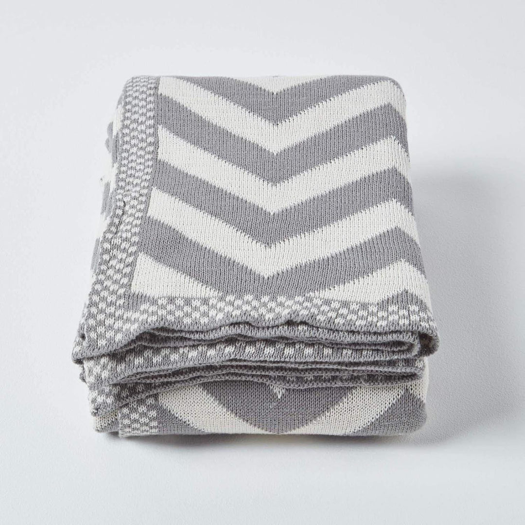 Homescapes gestrickte Tagesdecke mit Zick-Zack-Muster, weiche Wohndecke in Grau und Naturweiss, 100%