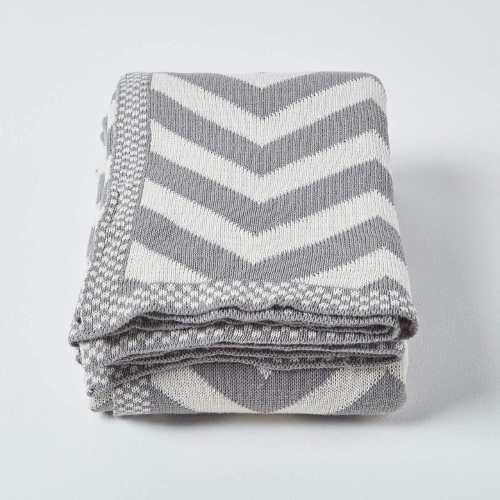 Homescapes gestrickte Tagesdecke mit Zick-Zack-Muster, weiche Wohndecke in Grau und Naturweiss, 100%