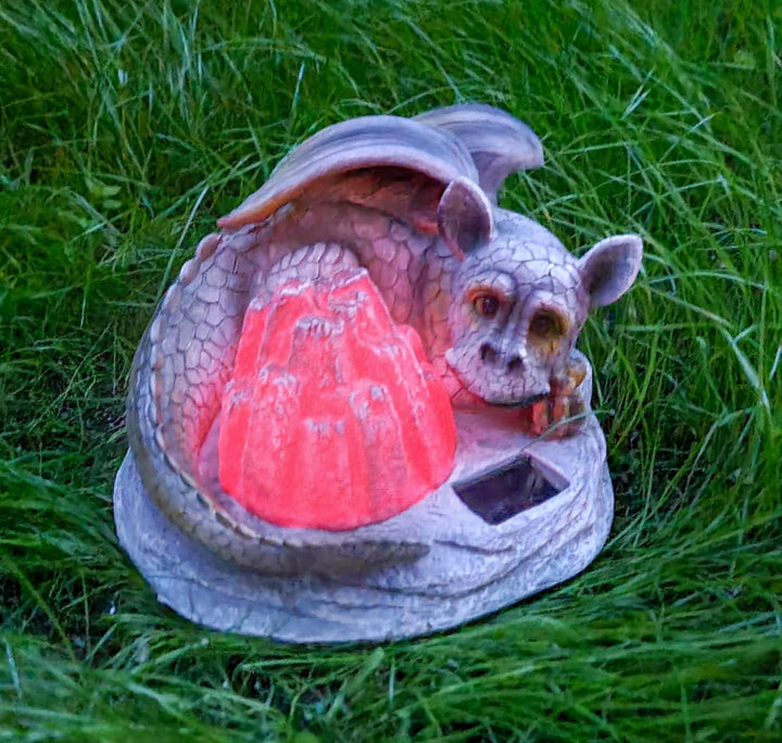 Kremers Schatzkiste Drachenkind am LED Lavastein Feuer 27 cm Drache Figur Gartenfigur Solarfigur Dra