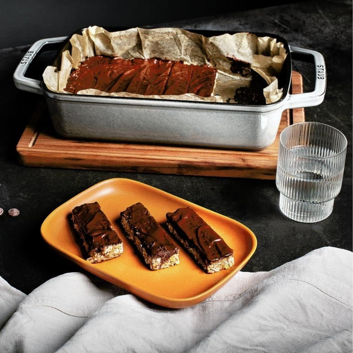 Staub 1004328 Auflaufform (30 x 20 cm, 3,15 L mit mattschwarzer Emaillierung im Inneren der Auflauff