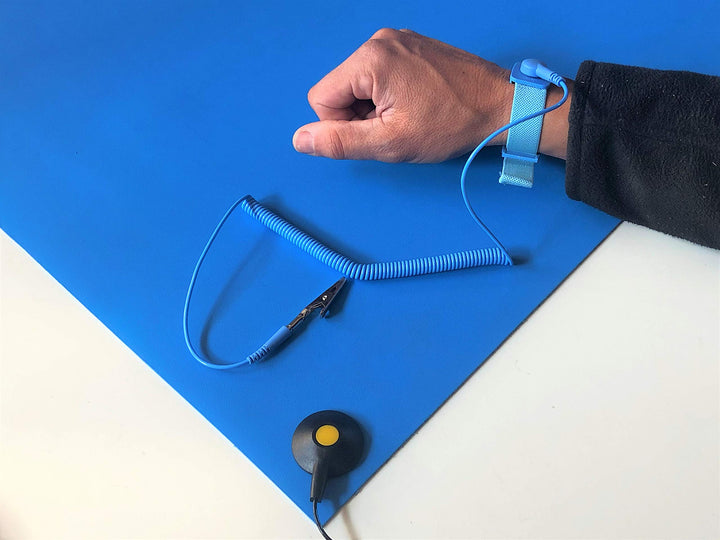 ELEKTRON | ESD-Tischmatte mit 2 x Druckknopf + Erdungskabel | leitfähige Schutzmatte für Arbeitsfläc
