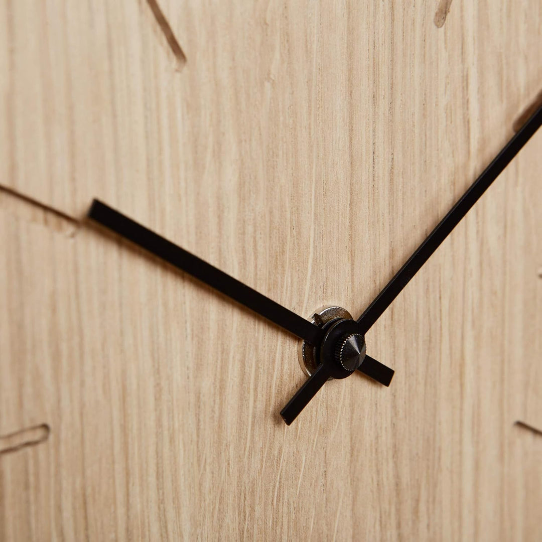 Natuhr Funkuhr Wanduhr Tischuhr Holz - Beam - geräuscharm Massivholz modern Design 17 x 17 cm (Eiche