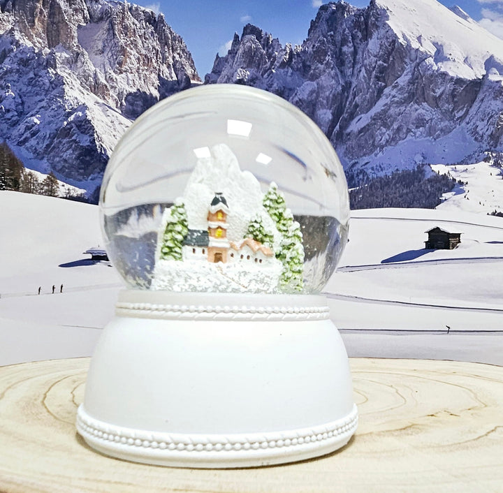 Schneekugel Weihnachten | Bergdorf im Schnee | Sockel weiss kubisch | Höhe: 12cm Breite 10 cm | 2030