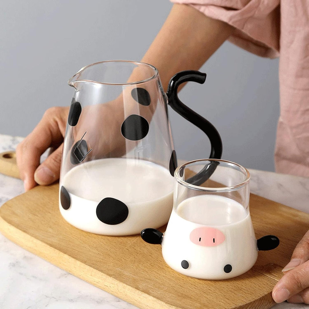 BESTonZON Glaskrug mit Tasse Kuh Figur Glaskaraffe Glaskanne Wasserkrug Eistee Kanne Saftkrug Getr?n