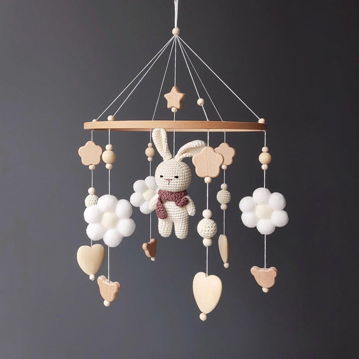 Gehäkeltes Baby Mobile Hase – Mädchen Krippen Deko aus Holz, Crochet Bunny Babybett-Anhänger, Neutra