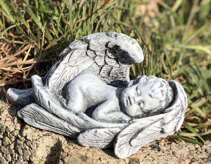 stoneandstyle Steinfigur Kleiner Baby Engel im Flügel Grabschmuck frostfest wetterfest