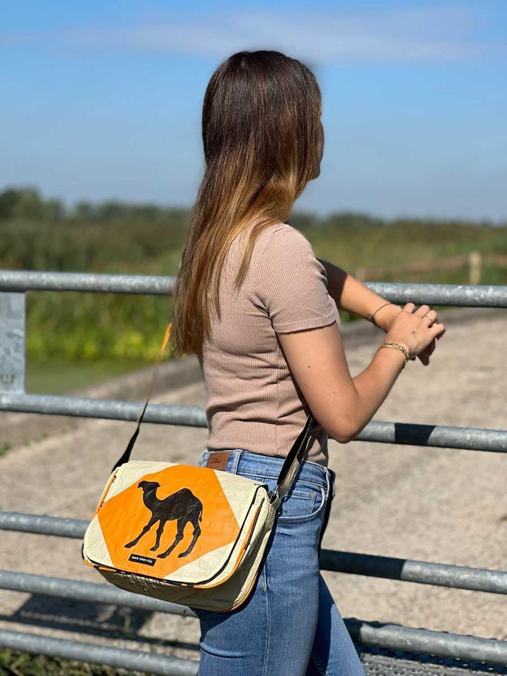 More Than Hip Qinisa Messenger Bag - Kleine Umhängetasche Damen aus Recycelten Zementsäcke Leichte S