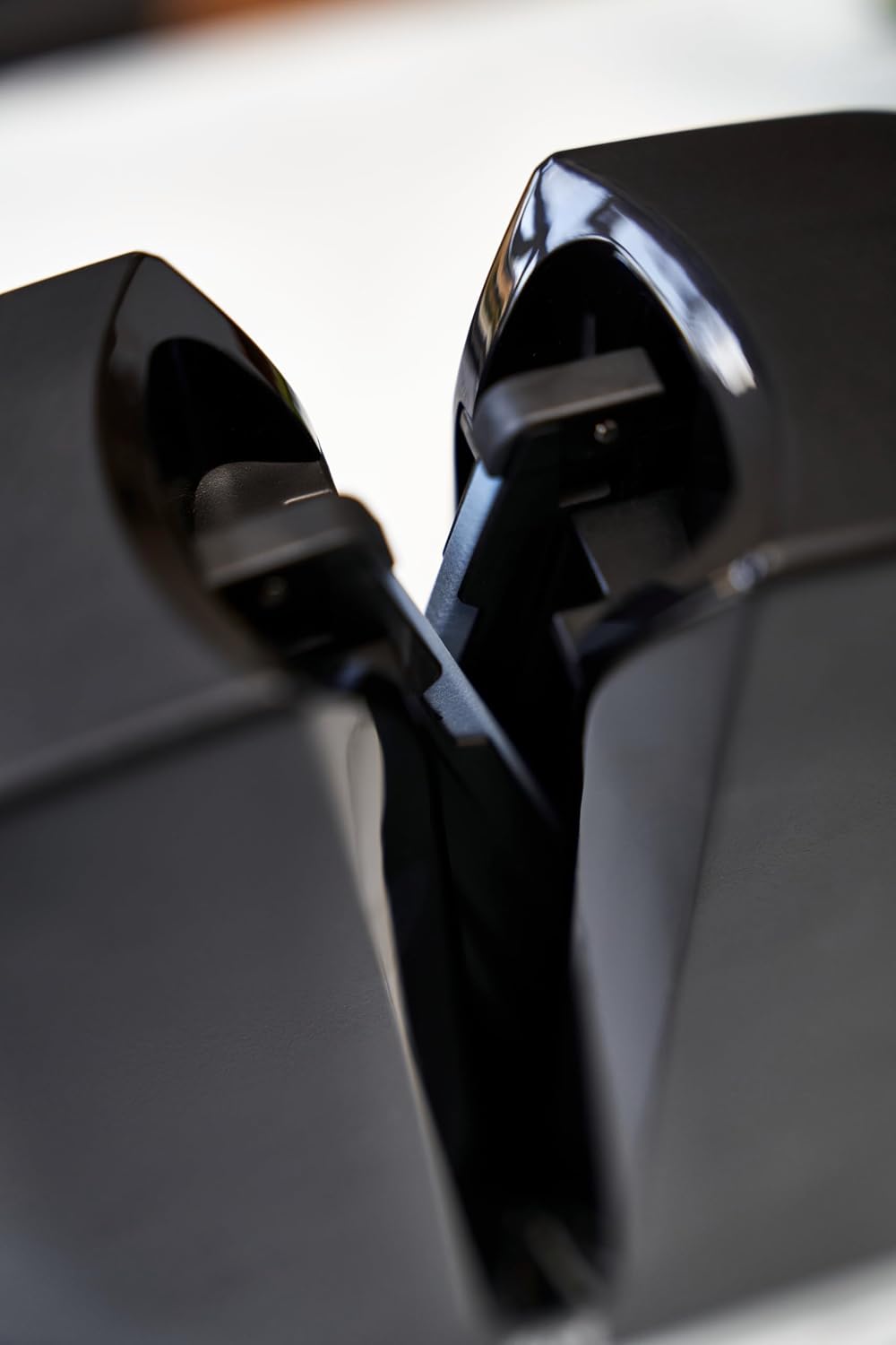 ZWILLING V-Edge, V-förmiger Messerschärfer mit Keramikschleifsteinen, geeignet für europäische und j