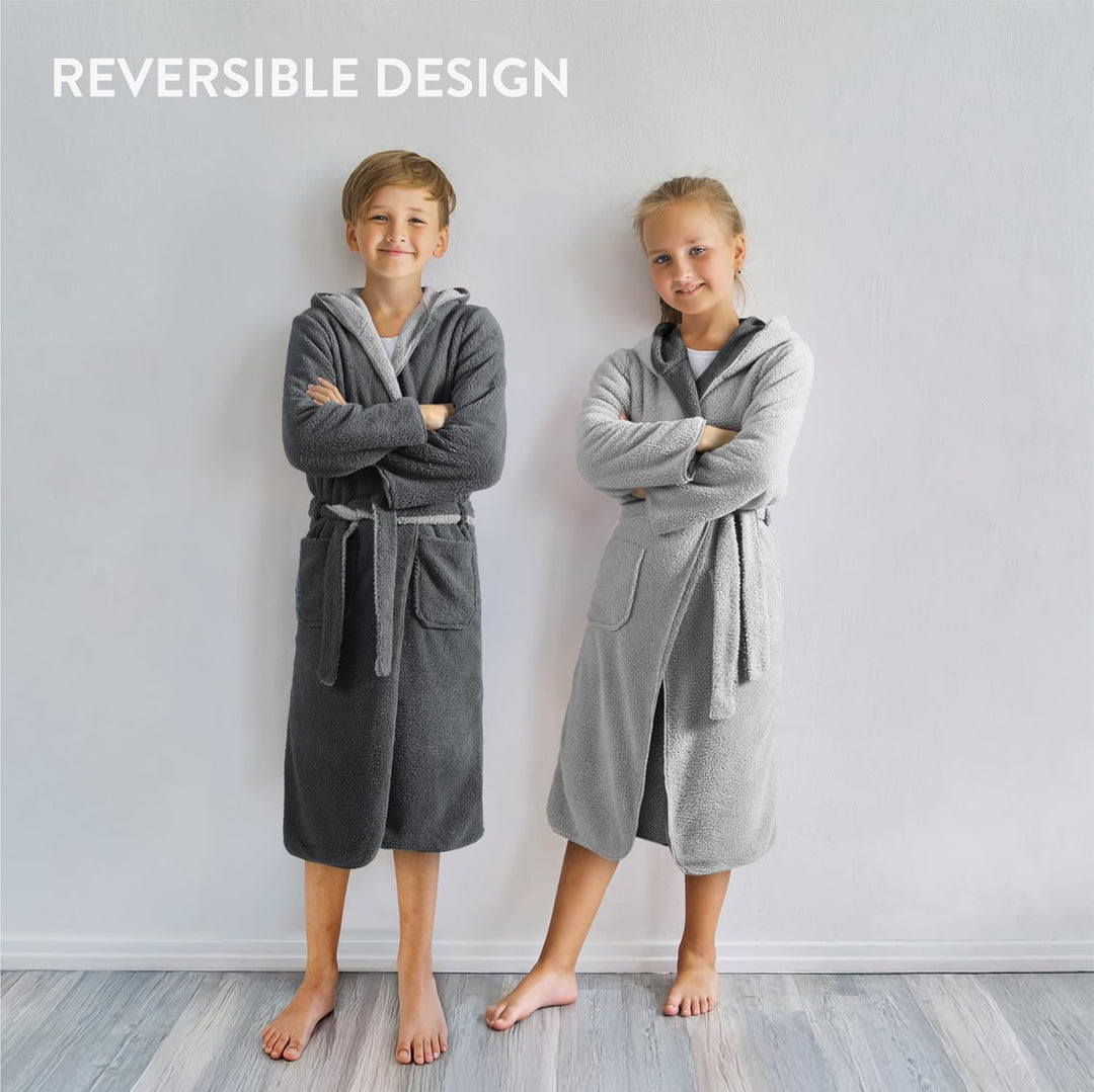 HOMELEVEL Kuschelfleece Bademantel für Kinder - Sherpa Morgenmantel mit Taschen Schalkragen Gürtel -