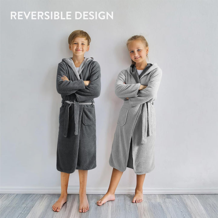 HOMELEVEL Kuschelfleece Bademantel für Kinder - Sherpa Morgenmantel mit Taschen Schalkragen Gürtel -