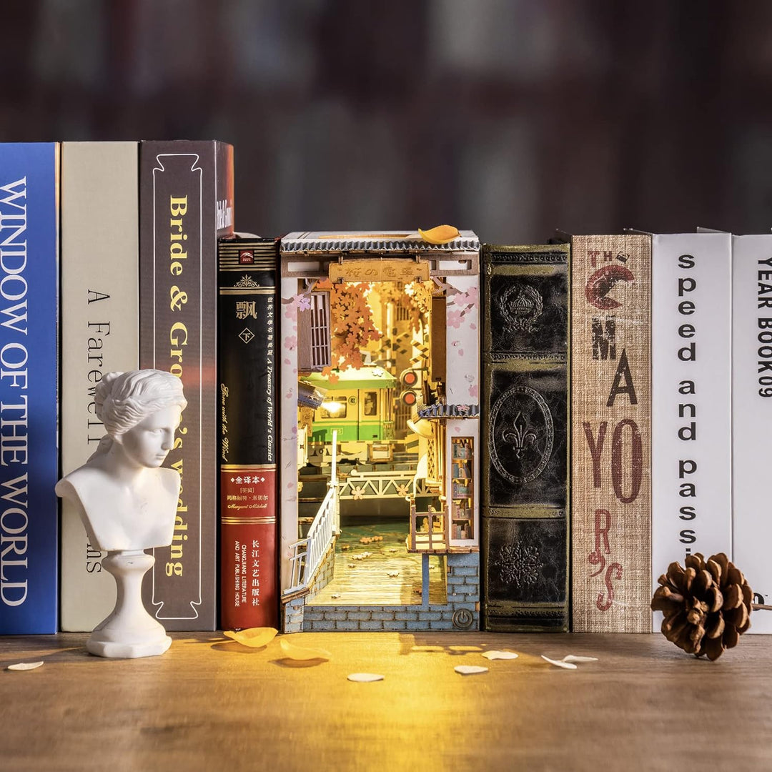 ROBOTIME Book Nook Kits, Sakura Densya Puppenhaus, DIY Miniatur Haus, 3D Wandbehang Puzzle Haus Mode