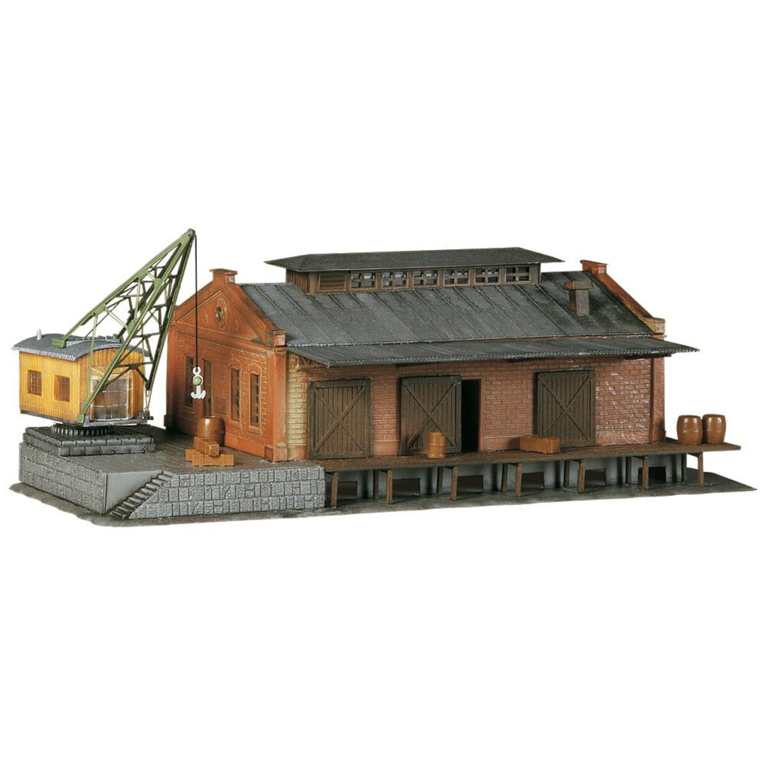 FALLER Güterhalle mit Ladekran Modellbausatz mit 118 Einzelteilen 182 x 98 x 65mm I Modelleisenbahn