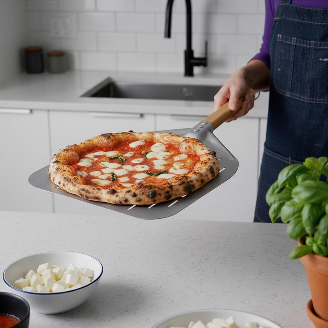 Pizzaschaufel: Perforierter Pizzaschieber mit Aluminium-Schaufel & Holzgriff, Ø 30 cm (Pizzaheber, P