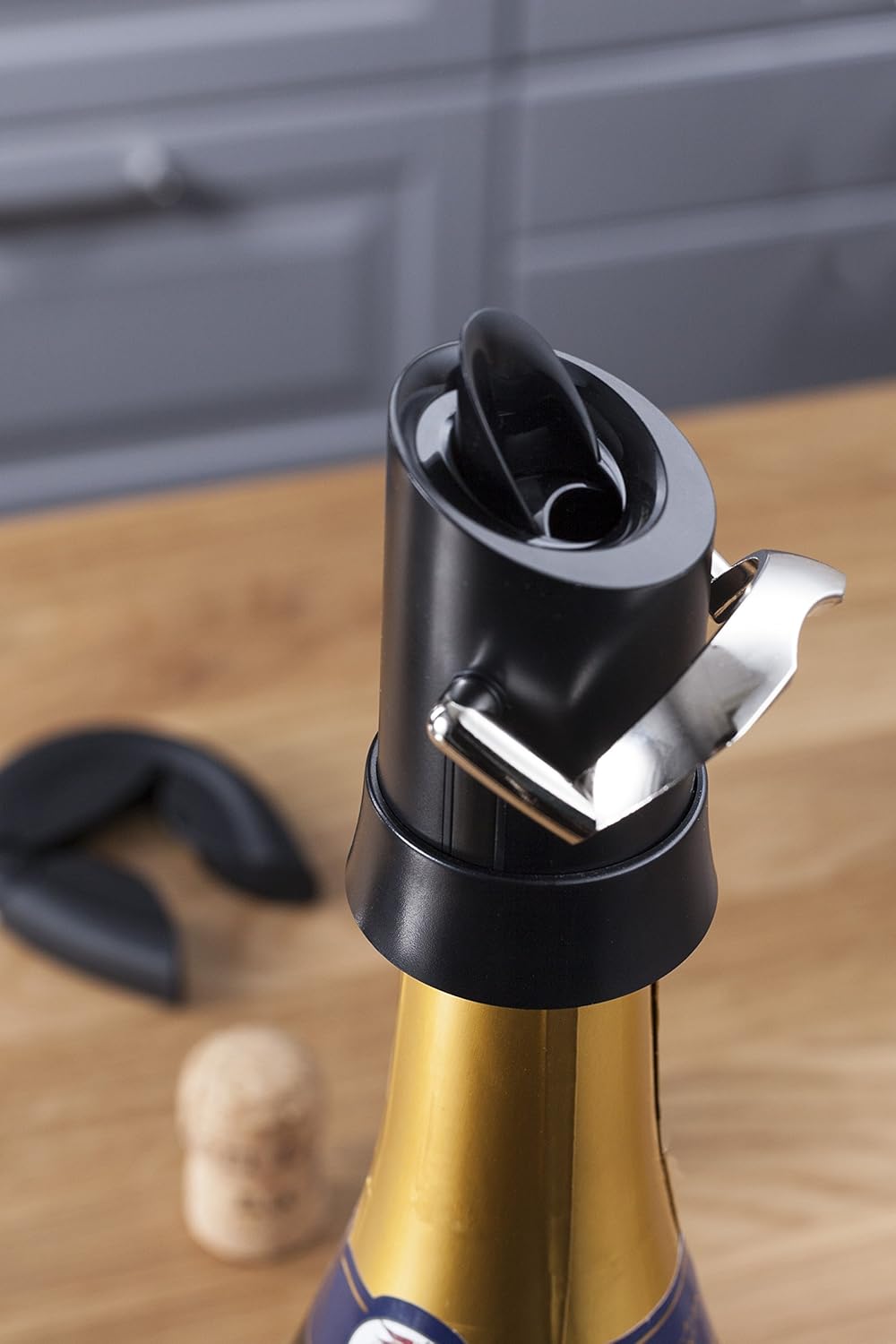 Vacu Vin Champagnerverschluss mit Ausgiesser – 2-in-1 Verschluss und Servierer – Hält Kohlensäure &amp;